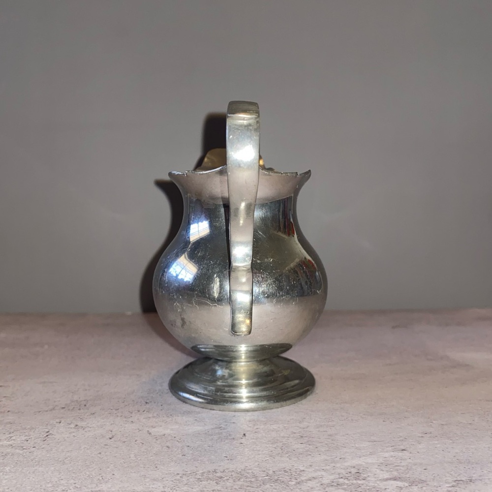 1950s Stieff Williamsburg Restoration Pewter Creamer CW-91 Monogrammed - Picture 3 of 11